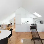 Trendy Bright Flat With Balcony By Host Wise